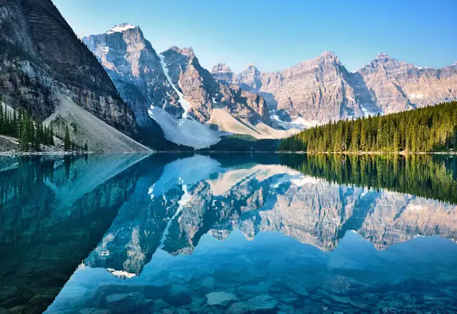 Lago Moraine en las Montañas Rocosas de Canadá