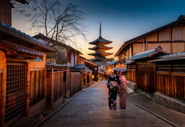 Calle tradicional y pagoda en Kioto
